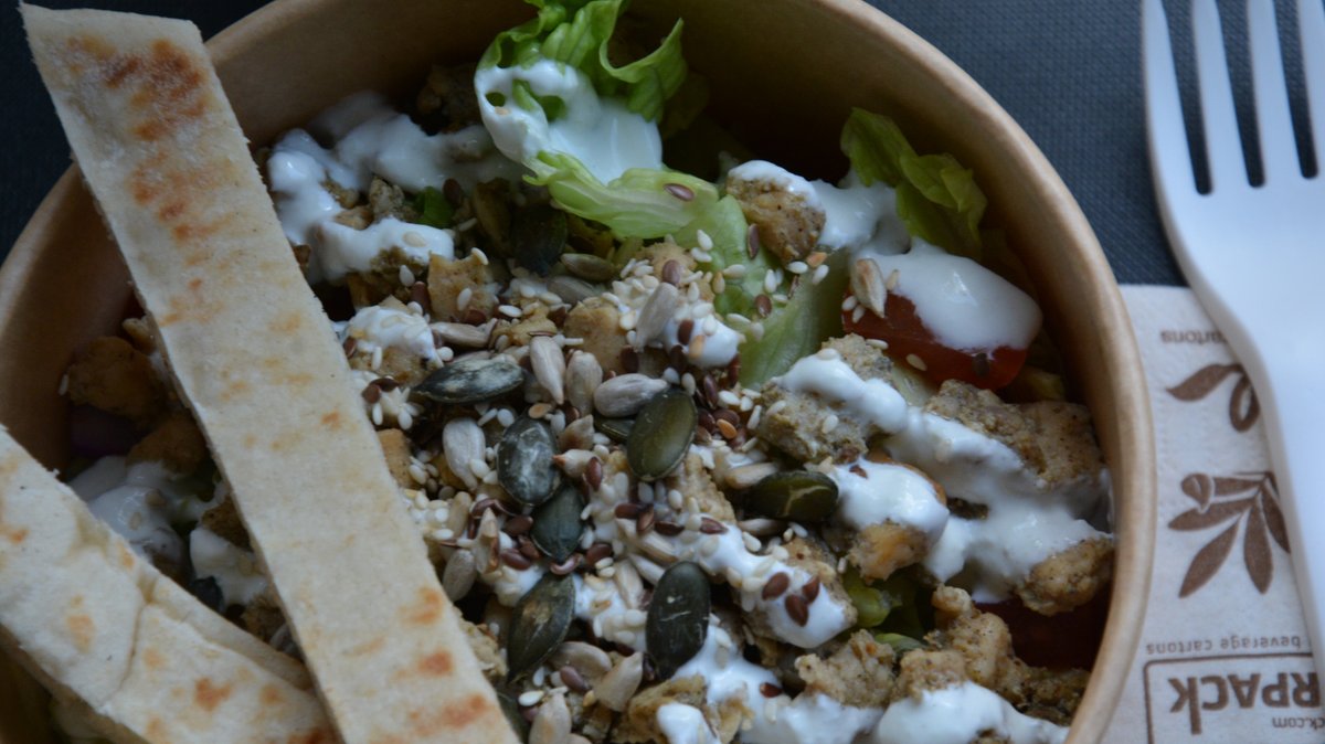 Görög csirke saláta, tzatziki, pita