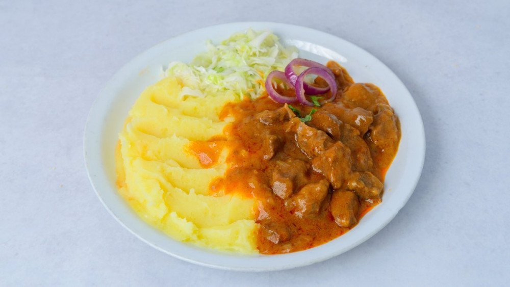 Juneći gulaš, pire, kupus salata 600gr