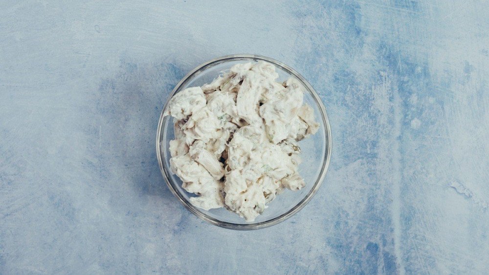 Pileća salata sa kiselim krastavcima 220g