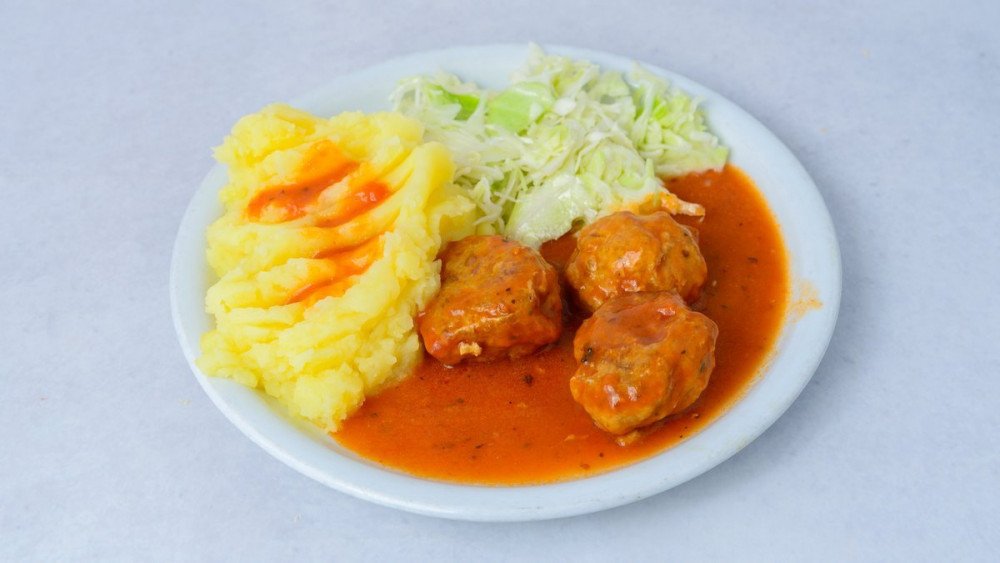 Ćufte u paradajz sosu, pire krompir, kupus salata