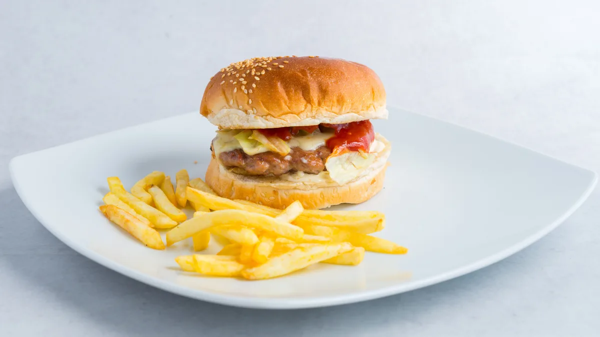 Burger i pomfrit