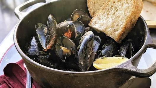 Spicy Sausage PEI Mussels
