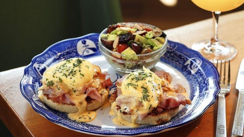 Traditional Ham Benedict