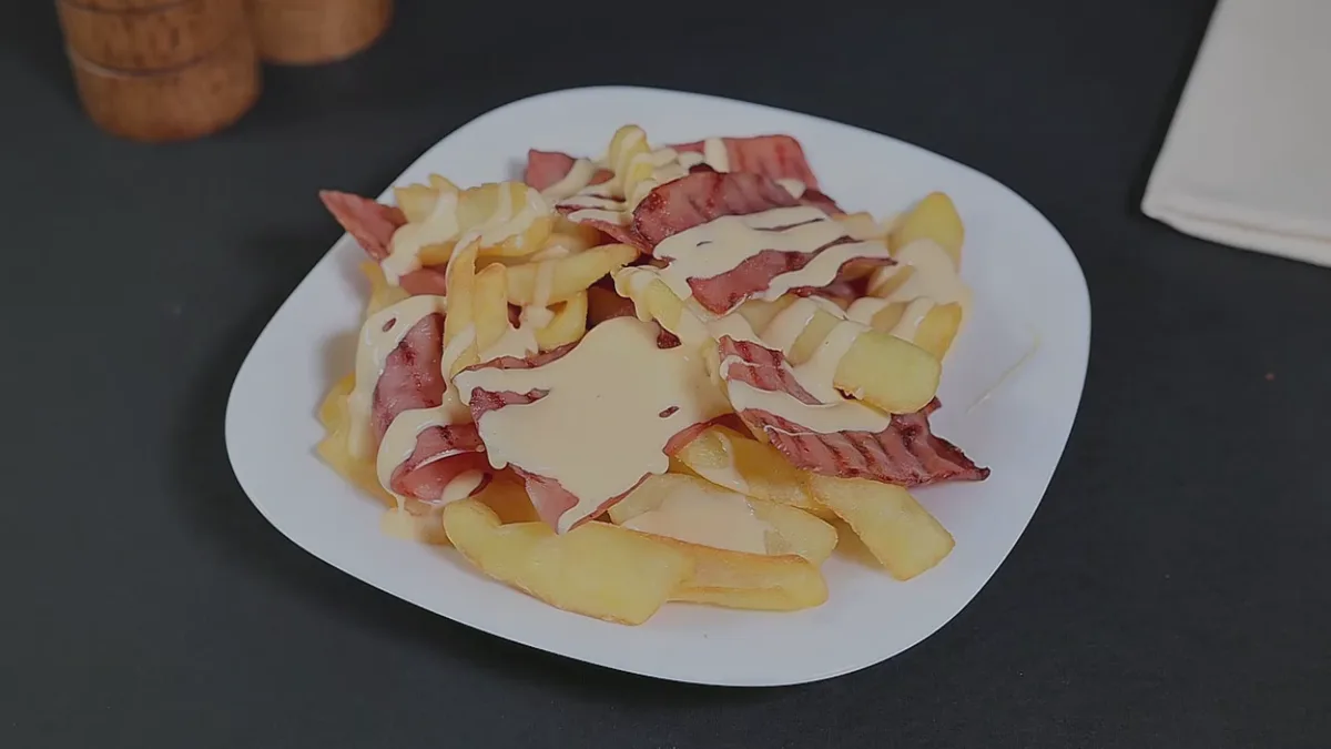 Cartofi dippers cu bacon si sos cedar