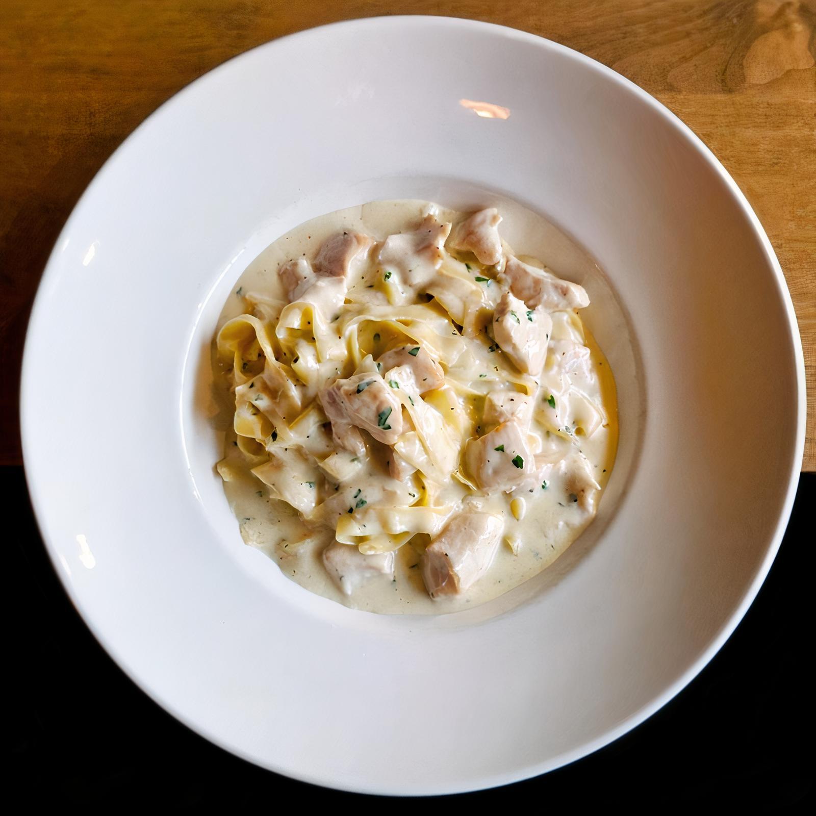 ALFREDO CHICKEN TAGALIATELLE
