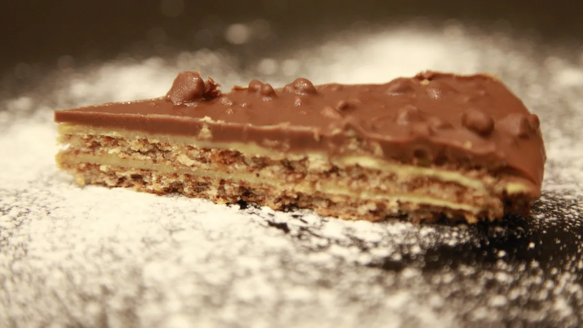 DAIM Almond cake