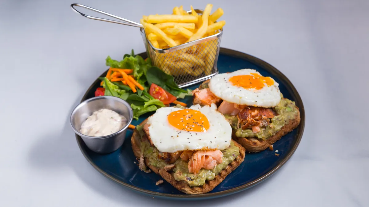 Avokado tost losos