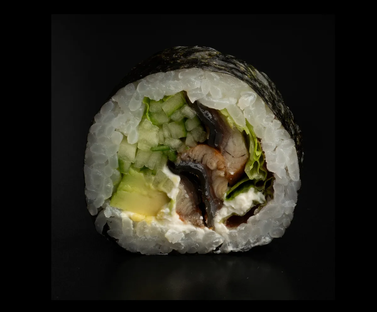 Futomaki węgorz polany sosem teriyaki posypany prażonymi migdałami 6 szt.