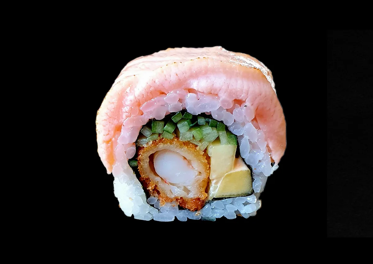 Uramaki gold krewetka w tempurze otulona łososiem opalanym 8 szt.