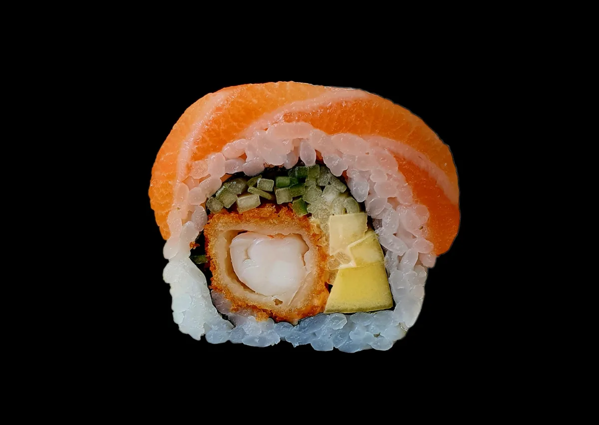 Uramaki gold krewetka w tempurze otulona łososiem z kawiorem 8 szt.