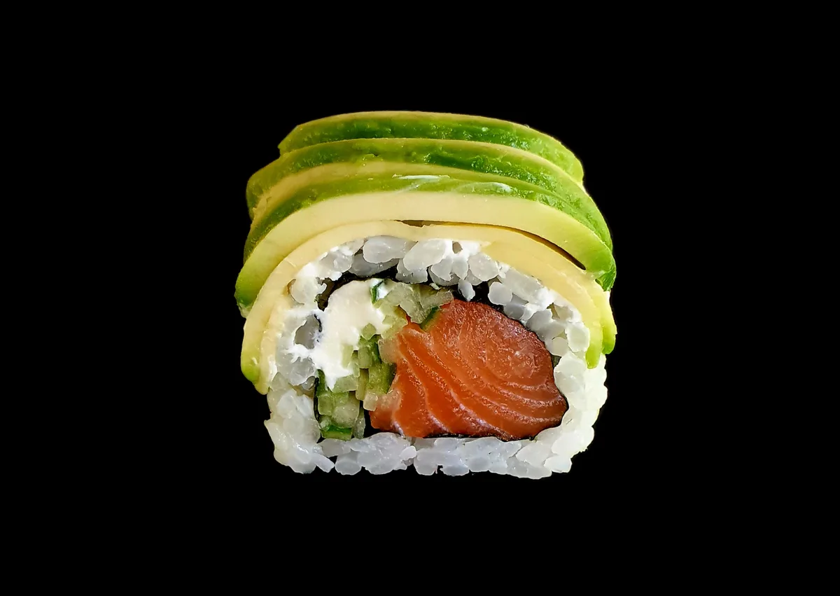 Uramaki gold łosoś otulony awokado 8 szt.