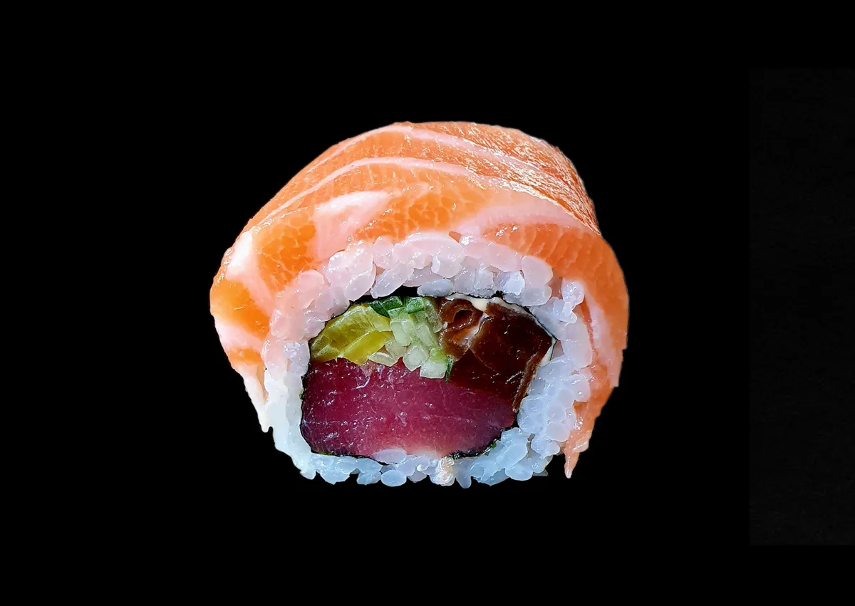 Uramaki gold tuńczyk otulony łososiem 8 szt.