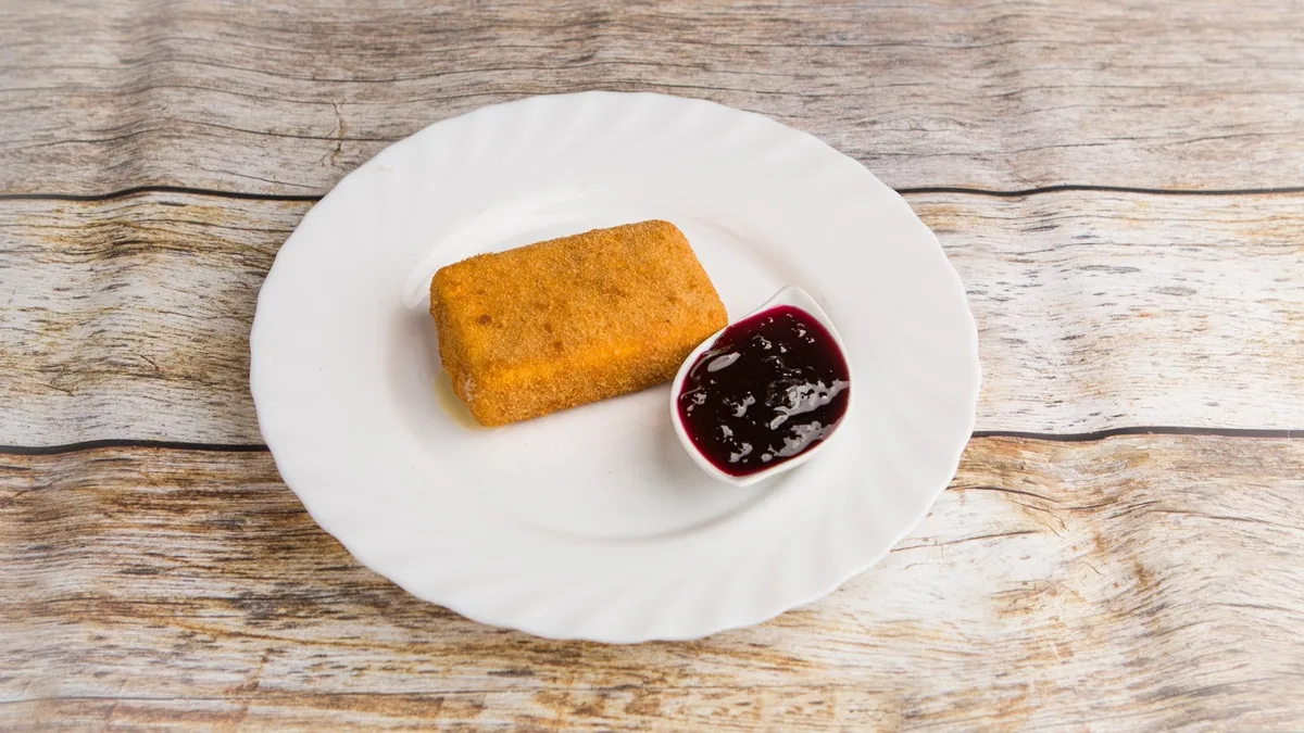 Rántott camembert áfonyával