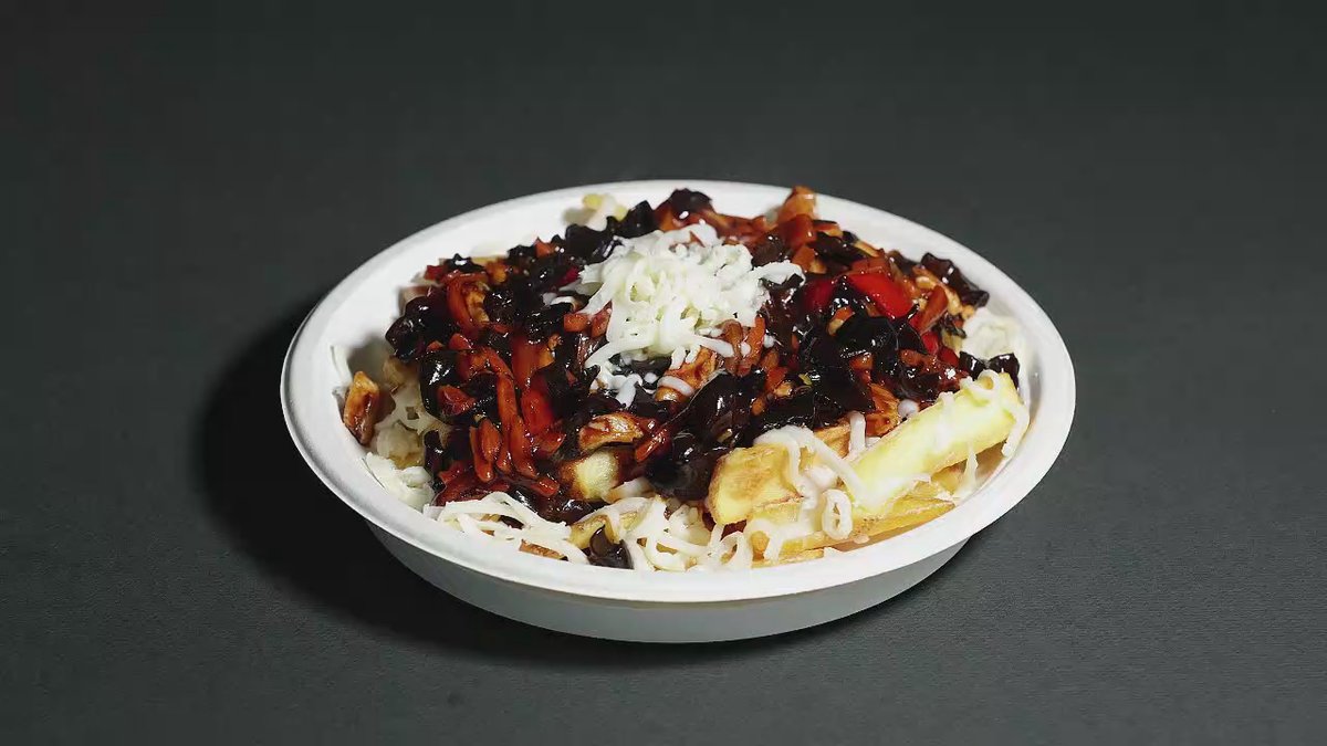 Cheesy fries cu pui aromat