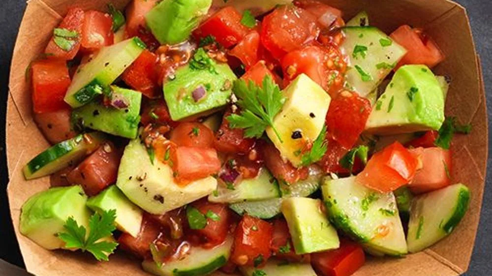 Tomaten-Avocado-Gurkensalat
