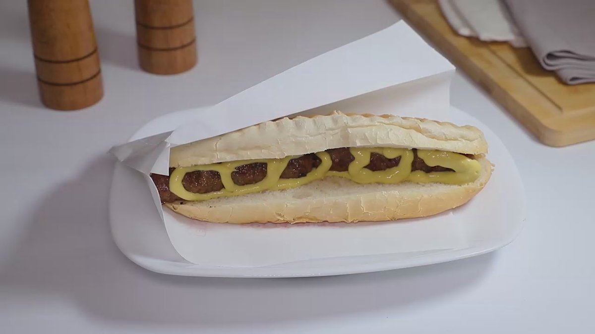 Hot dog cu mititei