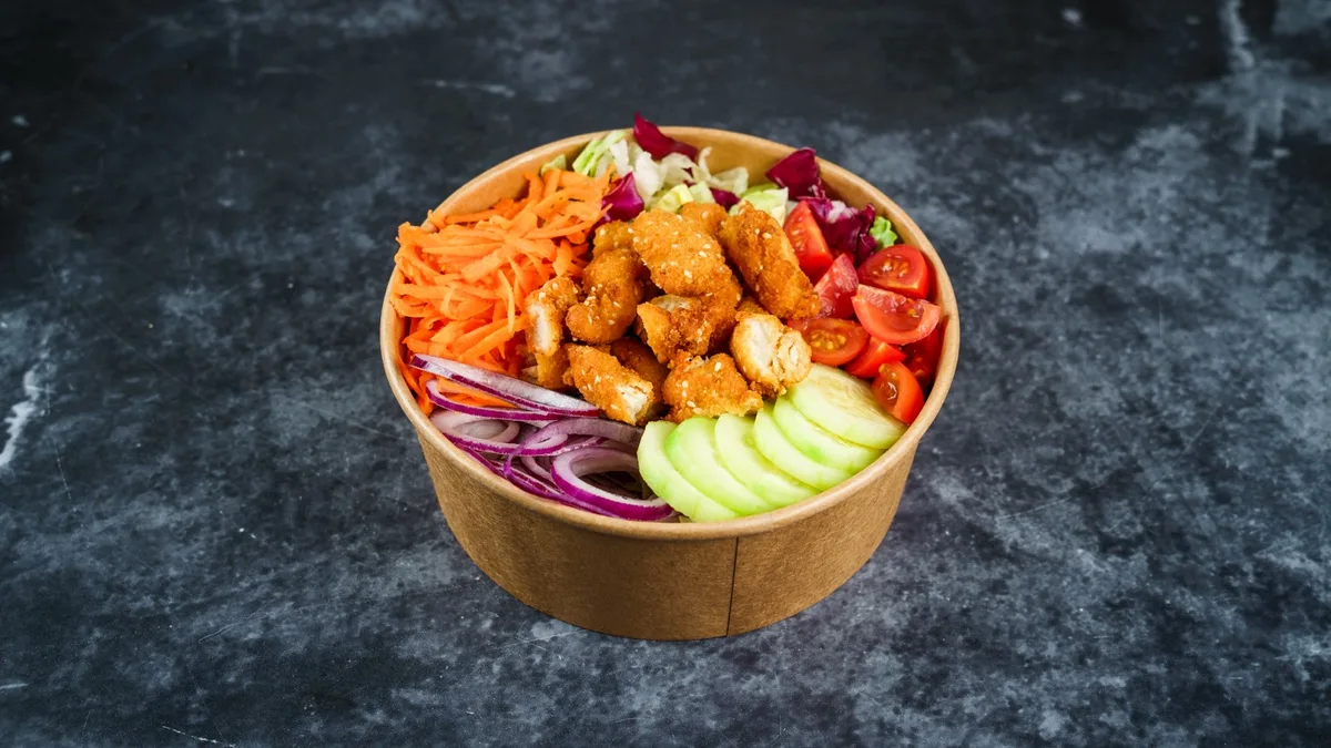 Salata s pohanom piletinom