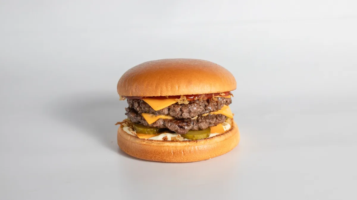 Americký double cheeseburger