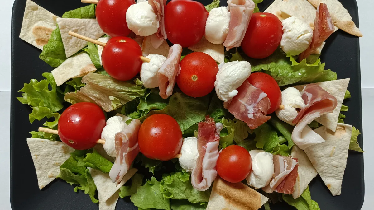 Caprese štapići sa pršutom