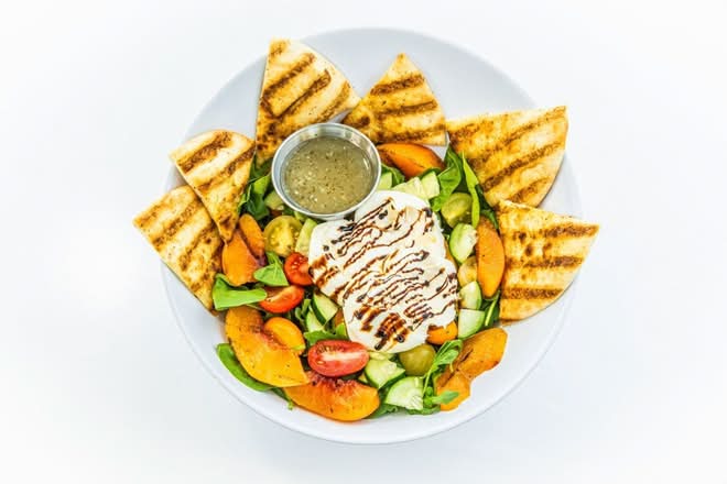 heirloom tomato burrata salad w/fire-grilled peach (veg)