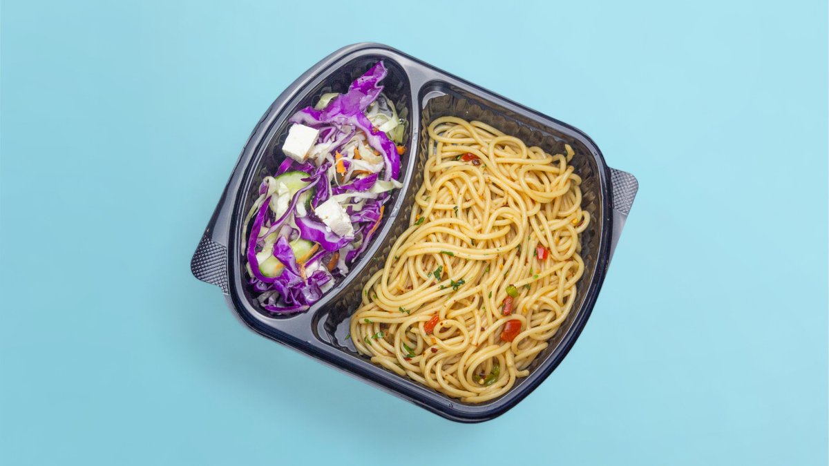Spaghetti Aglio E Olio and Sallatë Lakra Mix
