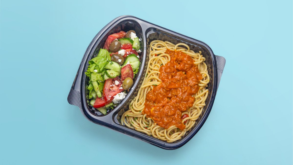 Spaghetti me Ragu and Sallatë sipas Dëshirës