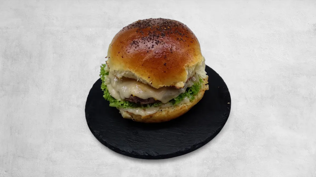 Burger ser na oponie