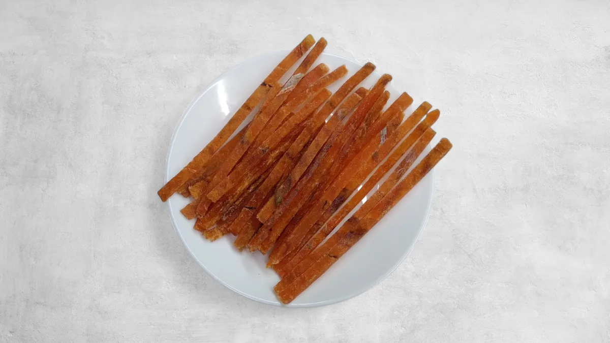 Suszony filet z blękitek bez skóry w plastrach z chili  . Solony