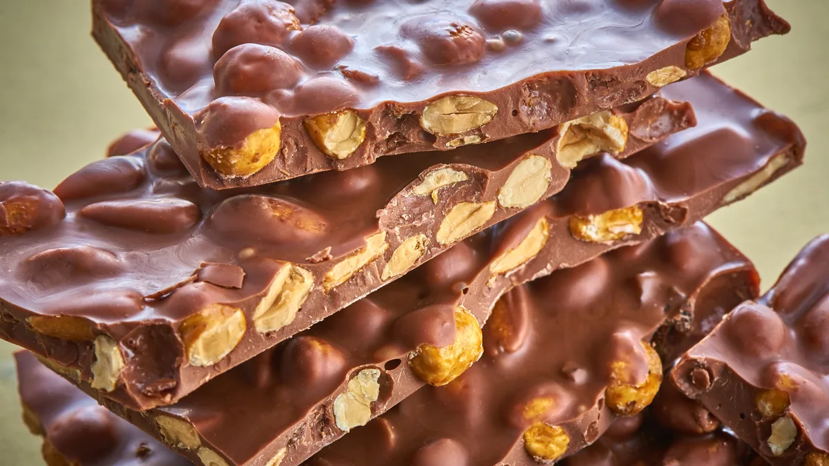 Táblás tejcsokoládé karamellizált magvakkal