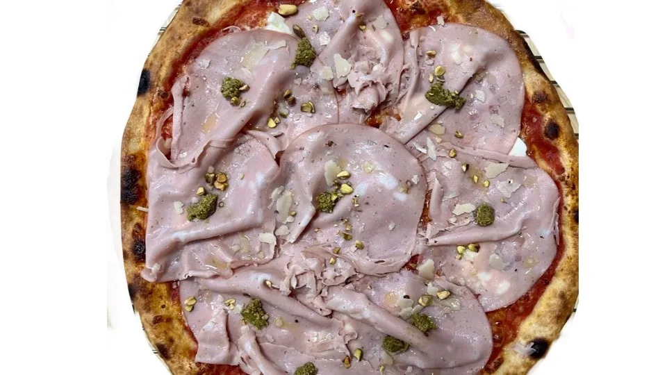 Mortadella e pistacchi pizza 32cm + GRATIS Pepsi 250ml
