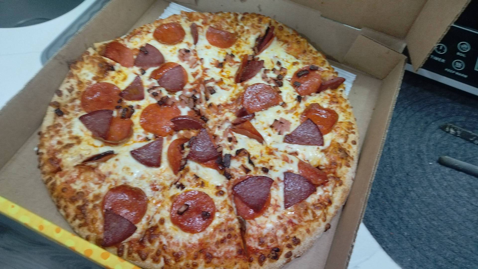 Medium Pizza (12" - 8 Slices)