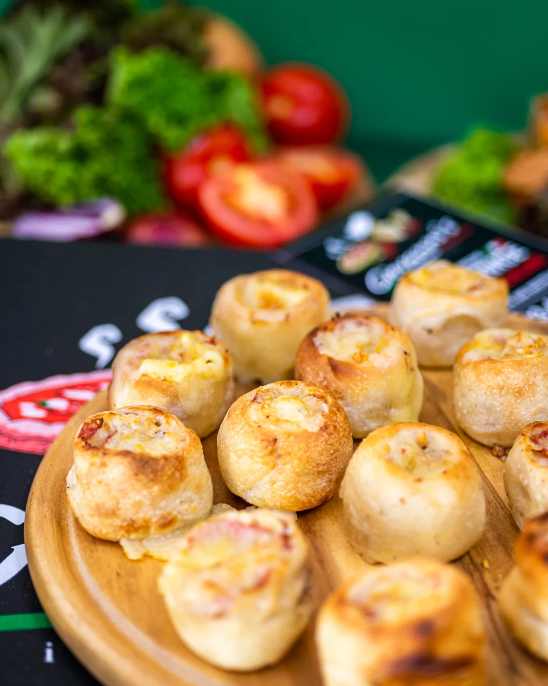 Gefüllte Pizzabrötchen mit Dip nach Wahl (8 Stück)