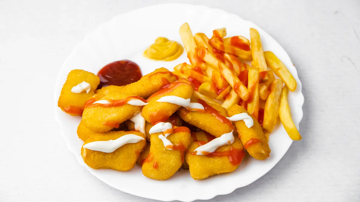 20 pilećih Nuggetsa i pomfrit