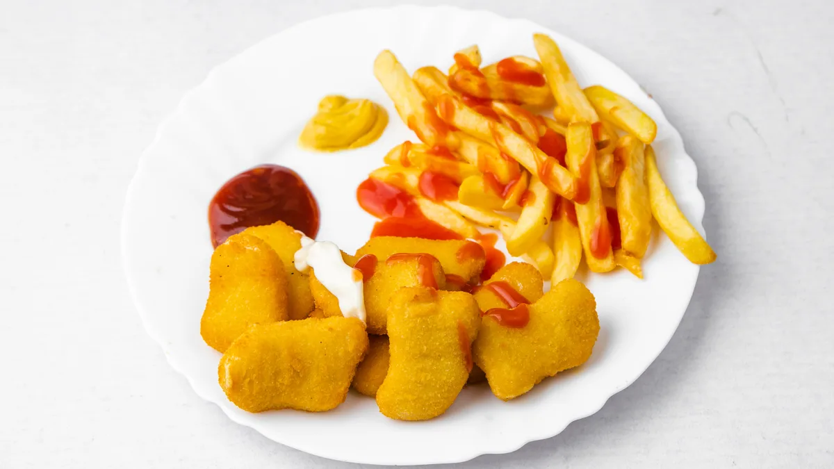 6 pilećih Nuggetsa i pomfrit
