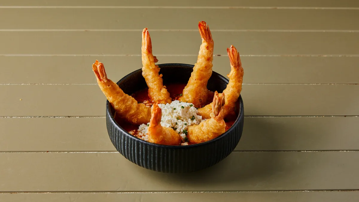 Γαρίδες Tempura με Σάλτσα Σαγανάκι και Φέτα