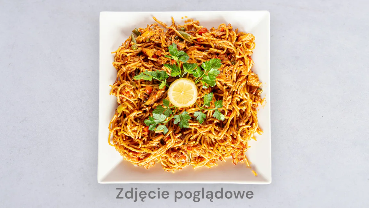 622 - Smażony makaron z kawałkami kurczaka