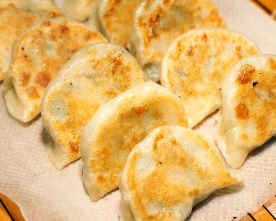 Pan Fried Pork Dumplings鲜肉锅贴