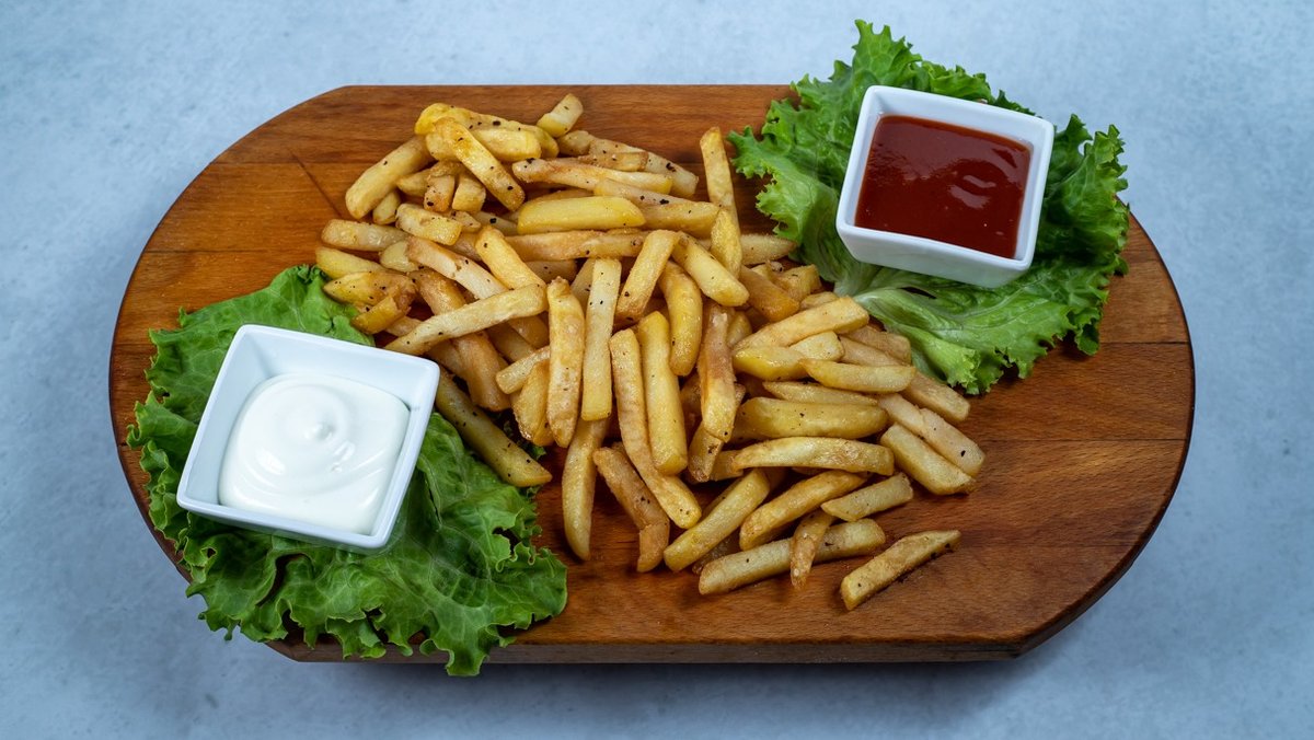 Pomfrit porcija sa sirom