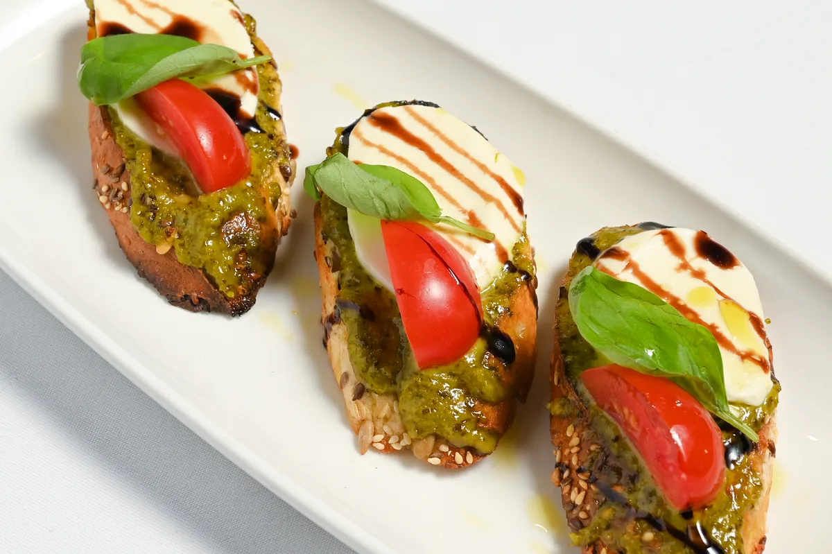 Bruschette sa cherry paradajzom i pestom