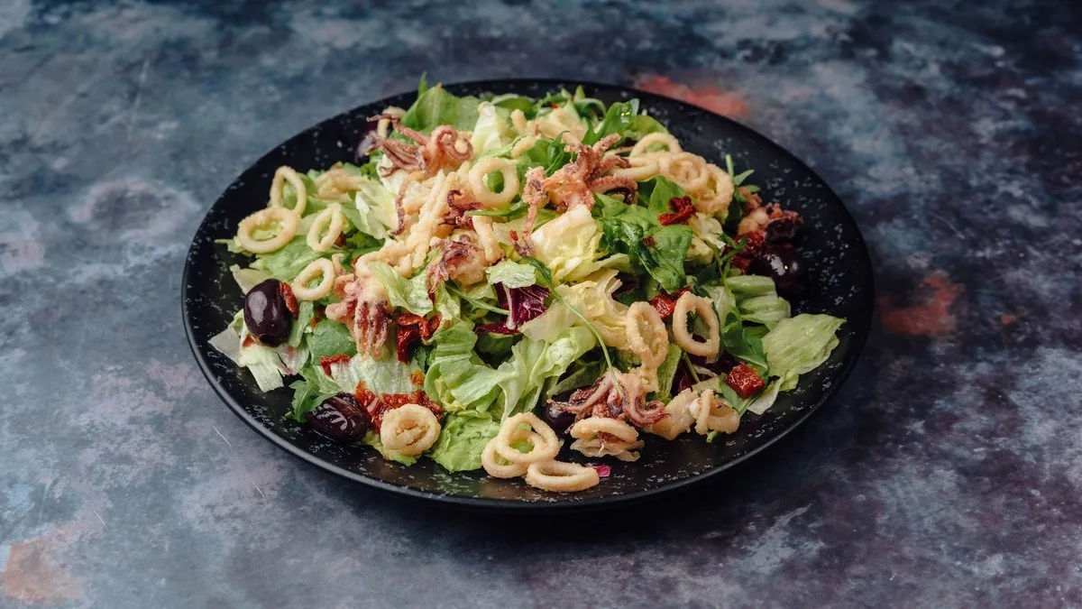 Hrskava salata sa lignjama