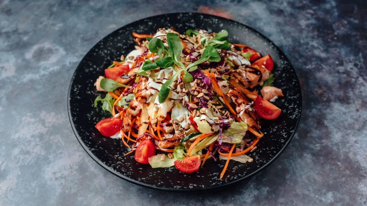 Salata sa grilovanim lososom