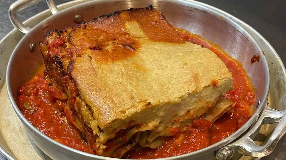 טוסט פטה וזיתי קלמטה וסלט ירוק