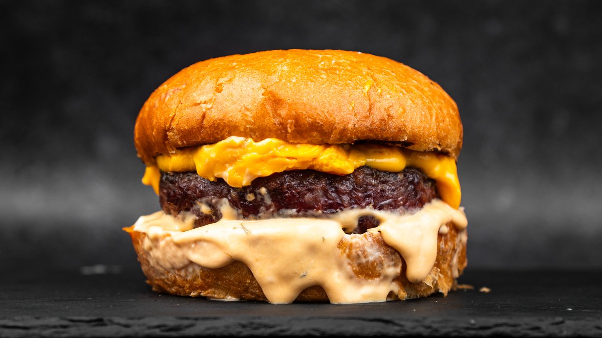 Cheeseburger + pomfrit 100gr + topljeni čedar