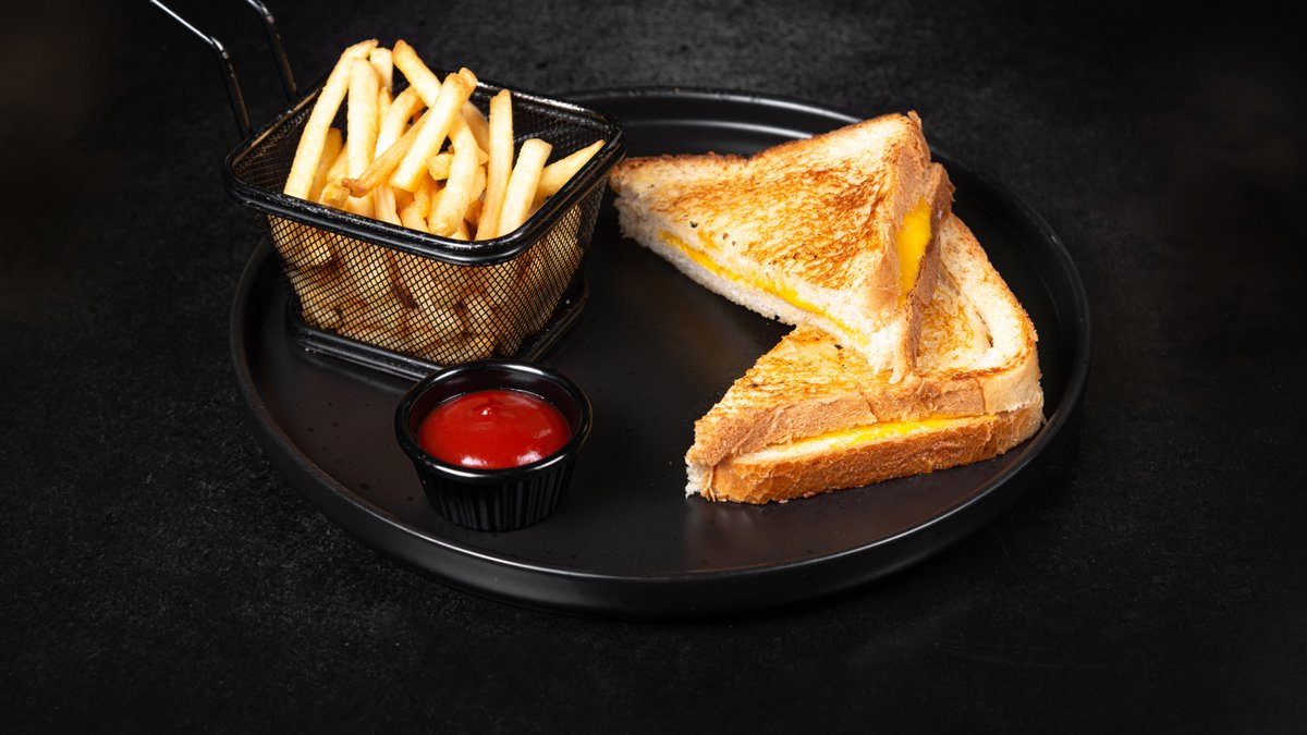 Grill chesse sendvič + pomfrit