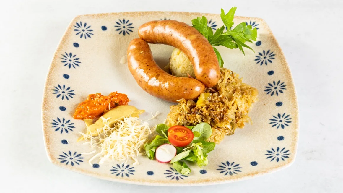 Kranjska klobasa s praženim krompirjem in kislim zeljem