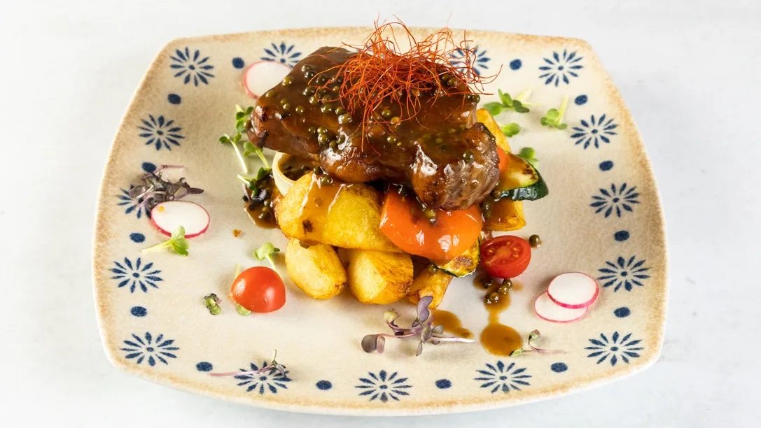 Rumpsteak black Angus s pečenim krompirjem, žar zelenjavo in poprovo omako