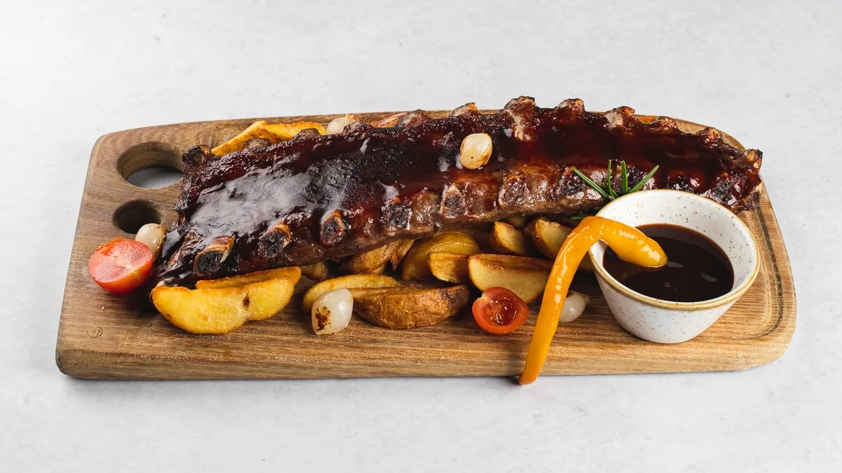 Svinjska rebra z BBQ omako in z mladim krompirjem