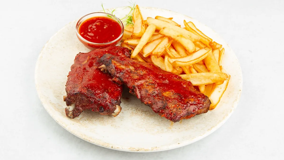 Spare ribs svinjska rebrca s pomfrijem in BBQ omako