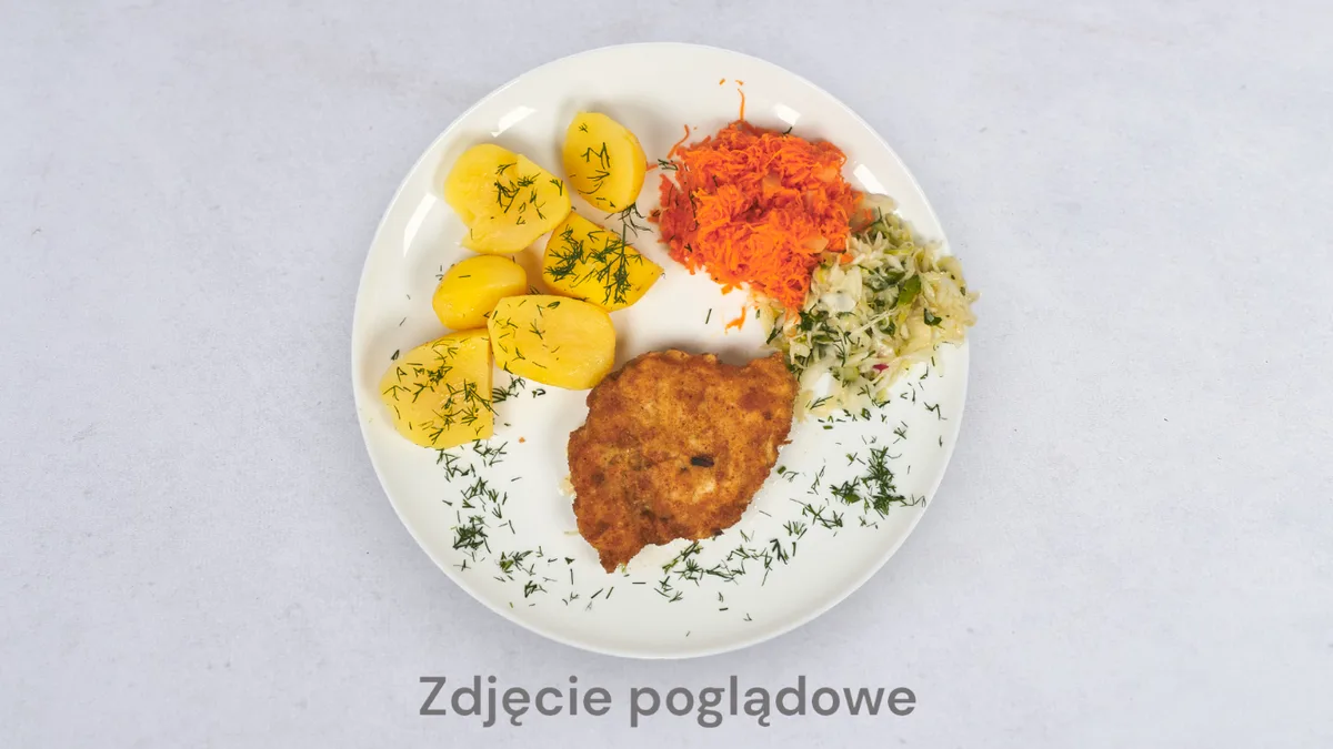 Filet z kurczaka panierowany podawany ze szparagami