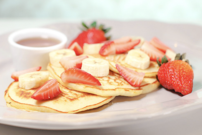 Pancakes con fresa y banano